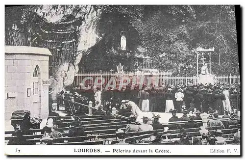 Cartes postales Lourdes Pelerins devant la Grotte