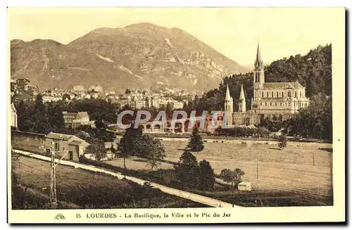 Ansichtskarte AK Lourdes La Basilique la Ville et le Pic du Jer