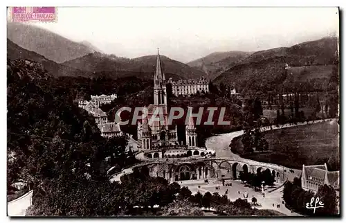 Cartes postales Lourdes Vue plongeante sur la Basilique