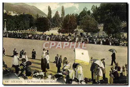 Cartes postales Lourdes La Proccssion du Saint Sacrement