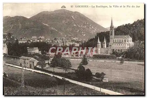 Ansichtskarte AK Lourdes La Basilique la Ville et le Pic du Jer