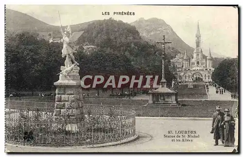 Ansichtskarte AK Les Pyrenees Lourdes Statue de St Michel et les Allees