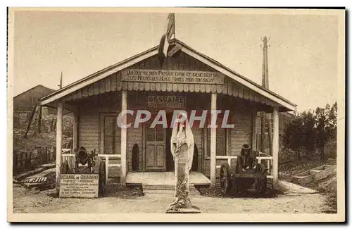 Cartes postales Douaumont L&#39Ossuaire provisoire construit en 1919 et la statue de la Resignation