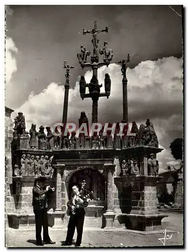 Cartes postales moderne Bretagne Plougastel Daoulas Jaunes sonneurs de Plougastel devant le grand calvaire Cornemuse Fol