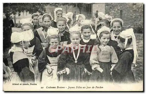 Ansichtskarte AK Costumes Bretons Jeunes Filles un jour de Pardon Folklore