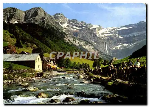 Cartes postales moderne Les Pyrenees Gavarnie Le Cirque Le Gave Et La Chaumiere