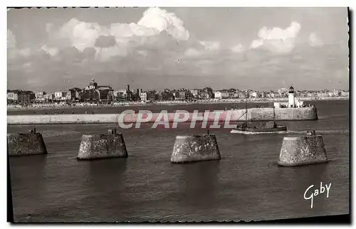 Cartes postales moderne Les Sables D'Olonne Entree Du Port Et La Plage Bateau