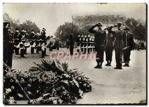 Cartes postales moderne Le General Bradley et le general Koenig devant la tombe du solda tinconnu Arc de Triomphe Paris