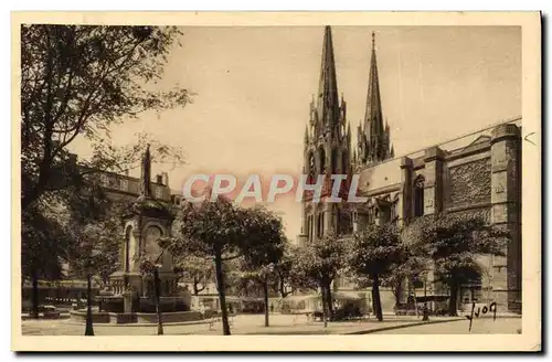 Cartes postales Clermont Ferrand Catedrale Notre Dame et place de la Victoire