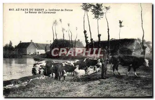 Cartes postales Au Pays Du Berry Interieur de Ferme Le Retour de I&#39Abreuvoir Folklore Vaches