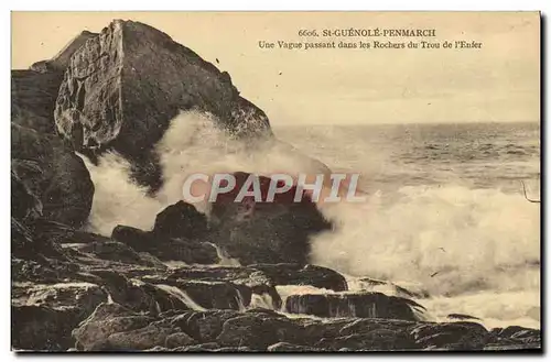 Cartes postales St Guenole Penmarch une Vague Passant Dans Les Rochers Du Trou De l&#39Enfer