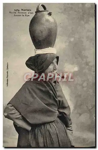 Cartes postales Morlaix Vieille Porteuse d'eau allumant sa Pipe Folklore