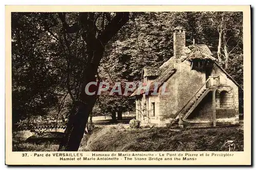 Cartes postales Parc de Versailles Hameau de Marie Antoinette Le pont de pierre et le presbytere