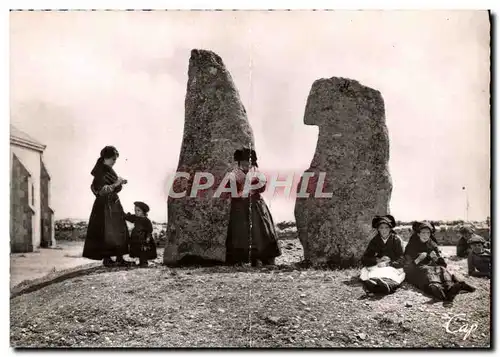 Cartes postales moderne Scenes et Types Bretons Les Causeurs Menhirs de l&#39ile de Sein