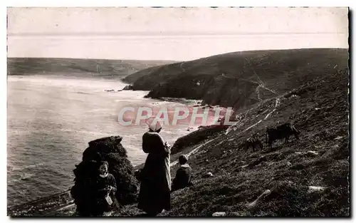 Cartes postales moderne Scenes et Types Bretons Tricoteuses a la pointe du Raz et baie des Trepasses Folklore