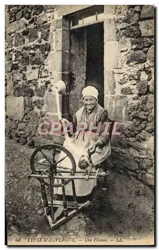 Cartes postales Types D&#39Auvergne Une Fileuse Folklore