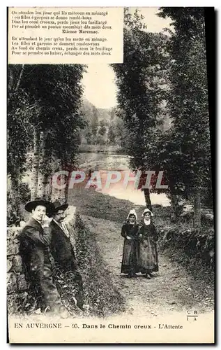 Cartes postales En Auvergne Dans Le Chemin Creux L&#39Attente Folklore