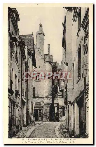 Cartes postales Chinon La rue Du Crand Carrol et la tour de la porte d&#39entree du chateau