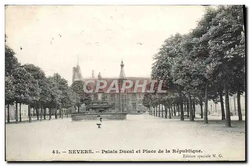 Ansichtskarte AK Nevers Palais Ducal Et Place De La Republique