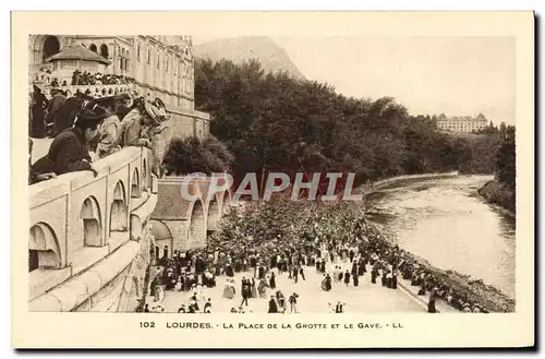 Cartes postales Lourdes La Place De La Grotte Et Le Gave