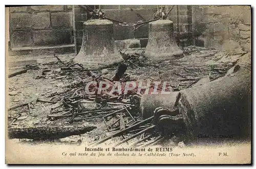 Cartes postales Incendie Et Bombardement De Reims Ce Qui Reste Du Jeu De Cloches De La Cathedrale Militaria