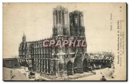 Cartes postales Incendie Et Bombardement De Reims Ensemble De La Cathedrale Apres l'Incendie Vue Prise Du The