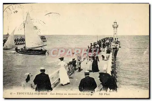 Cartes postales Trouville sur Mer Les Jetees au Moment de la Maree