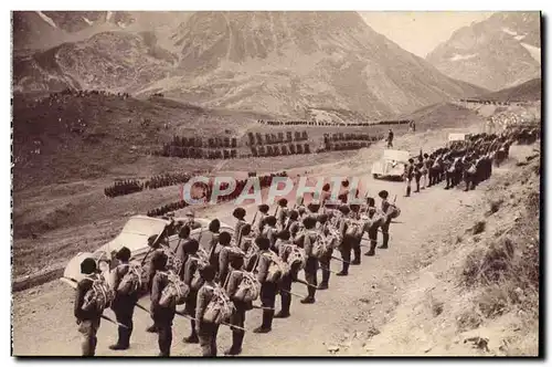 Ansichtskarte AK Manoeuvres Du Galibier La Revue Finale Chasseurs alpins Militaria