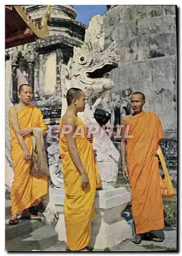 Cartes postales moderne Thailande Trois Bonzes Thais Dans Leurs Habits Monacaux Jaunes