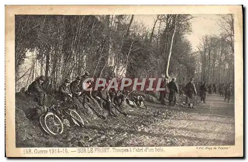 Ansichtskarte AK Guerre Sur Le Front Troupes A l&#39abri D&#39un Bois Militaria Velo Cycle