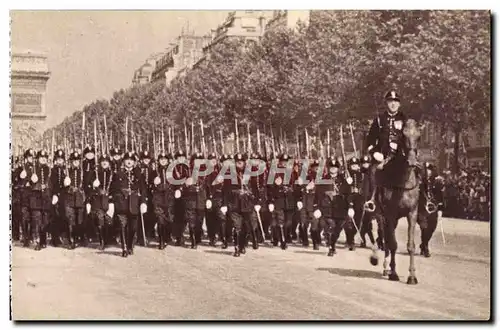 Ansichtskarte AK Garde Republicaine Mobile Militaria Paris Arc de TRiomphe