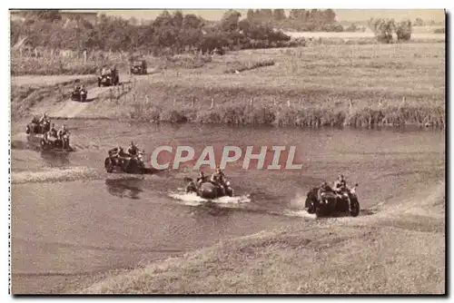 Ansichtskarte AK Peloton Moto Passant un Gue Militaria