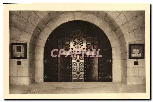 Cartes postales La porte d&#39entree de la chapelle catholique a l&#39Ossuaire de Douamont Militaria