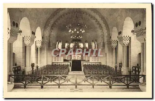 Ansichtskarte AK Ossuaire et Phare de Douamont Militaria Interieur de la chapelle catholique