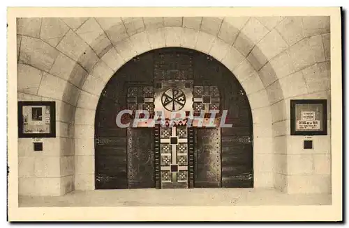 Cartes postales La porte d'entree de la chapelle catholique a l'Ossuaire de Douamont Militaria