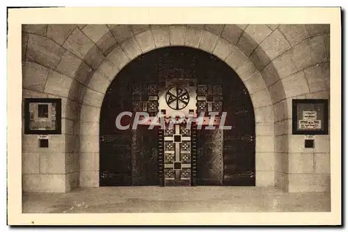 Ansichtskarte AK Ossuaire Douaumont La Porte d&#39Entree de la Chapelle Catholique Militaria