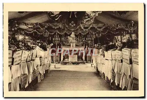 Ansichtskarte AK Ossuaire et Provisoire de Douaumont Interieur de la chapelle Militaria