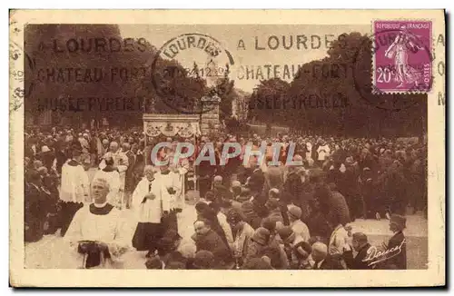 Ansichtskarte AK Lourdes Procession du Tres Saint Sacrement sur l&#39esplanade