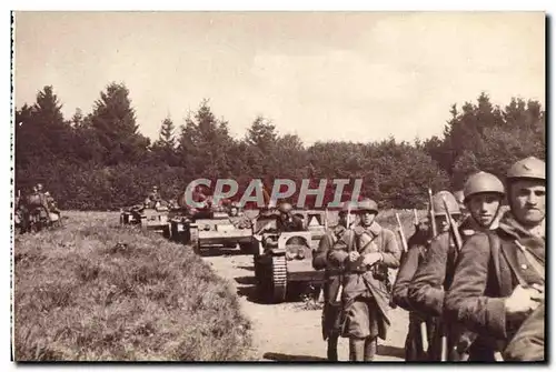 Ansichtskarte AK Infanterie Avec Ses Chenillettes Militaria Tank