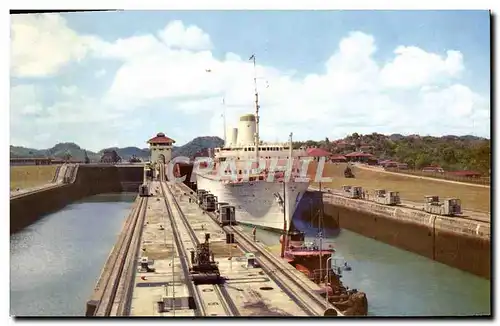 Cartes postales moderne El Vapor De Turistas Kungsholm Pasando Por Las Esclusas De Mirafiores Del Canal De Panama