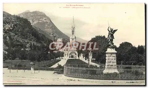 Cartes postales Grand Format Lourdes L&#39Esplanade et la basilique 25 * 14.5 cm