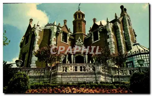 Cartes postales moderne The Haunted Mansion Hovering over A Riverbank In Deathly Splendor Walt Disney