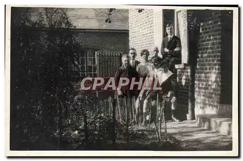 Photo Famille devant sa maison