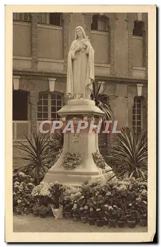 Ansichtskarte AK La Statue De Sainte Therese De l&#39Enfant Jesus Dans La Cour d&#39entree Du Carmel De Lisieux