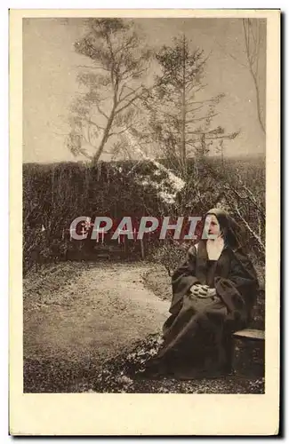 Cartes postales Ste Therese De l'enfant Jesus Assise Dans Le Jardin Du Canal