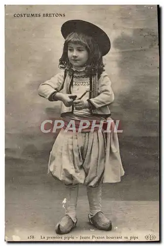 Cartes postales Costumes Bretons La premiere pipe Jeune breton bourrant sa pipe Folklore