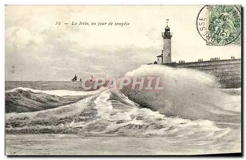 Cartes postales La Jetee un jour de tempete Phare Seine Maritime