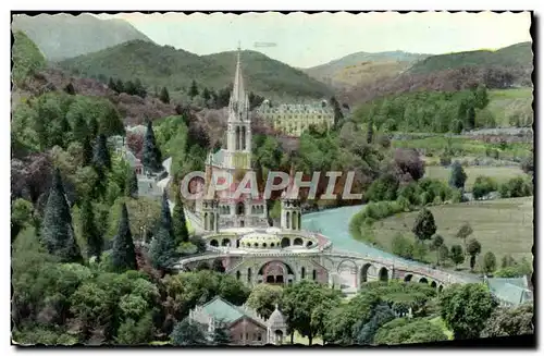 Cartes postales Lourdes La Basilique et le Gave Monument