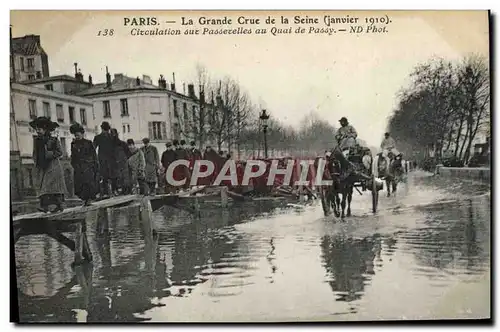 Ansichtskarte AK Paris La Grande Crue de la Seine Janvier 1910 Circulation des passerelles au quai de Passy
