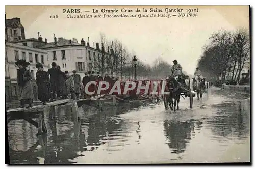 Cartes postales Paris La Grande Crue de la Seine Janvier 1910 Circulation des passerelles au quai de Passy